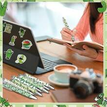 1/4/8/16支装泡菜造型黑色墨水圆珠笔，泡菜爱好者礼物，趣味泡菜腌制设计，教师学生感谢礼物，毕业庆祝礼物，办公及家居用品，送给同事的礼物 - 黃瓜泡菜 - 查看 5