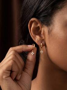 一对小巧的钻石花朵耳环，925纯银材质，独特不对称设计，女士珠宝耳环，适合日常佩戴、派对、新年礼物、生日礼物、情人节礼物。 - 鑲鑽小花耳環 - 查看 2