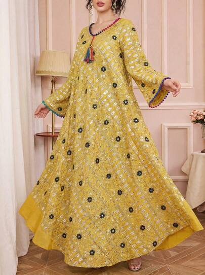 女士 V 领羽毛刺绣花卉和亮片装饰细绳吊坠连衣裙，优雅的阿拉伯风格