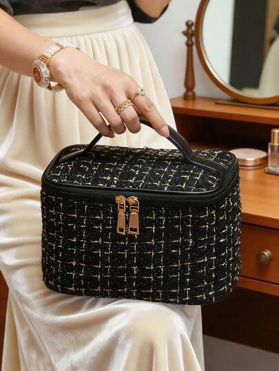 1个大容量防水化妆包，适合旅行和收纳化妆品及化妆刷，可用作洗漱包、旅行化妆包、宿舍必备、返校用品，适合女性和学生使用，带提手和拉链，可收纳口红、化妆刷、手机、硬币等物品，适合居家、旅行和学校使用，可用作化妆品收纳包、化妆盒、夏季旅行、度假、家居浴室装饰、度假化妆品收纳包、浴室配件、情人节礼物、送给女孩的礼物、化妆品收纳盒、梳妆台收纳架