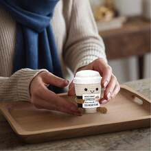 1个可爱针织咖啡杯玩具：随时随地，陪伴您左右，带来笑容，传递积极能量！这款可爱的针织咖啡杯不仅是毛绒玩具，更是一张充满正能量的卡片，鼓励您乐观地拥抱生活。 - 彩色 - 查看 5