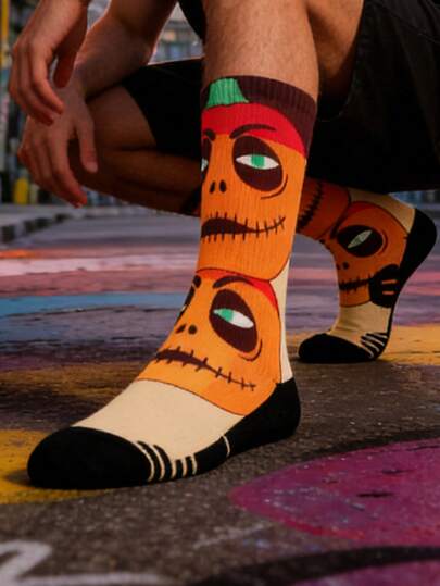一双街头风男士中筒袜，南瓜蛋图案，情侣款，舒适面料，手绘图案，百搭，朋克时尚，彰显个性自由，Bad Bunny风格，适合日常户外穿着