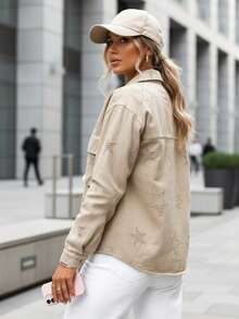 Giacca camicia da donna con colletto classico e bottoni, giacca da donna con decorazione a stella sulla tasca anteriore, giacca camicia da donna con maniche lunghe e polsini con bottoni, giacca da donna con decorazione a motivo traforato (taglia unica) - Beige - Visualizzare 3