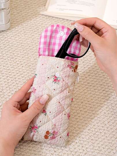 Butterfly & Flower Print Quilted Eyeglass Case, Women's Glasses Bag, Eyeglass Box, Glasses Storage Box, Girls Eyewear Organizer, Suitable For Travel, Vacation And School, Sunglasses Pouch, Multi-Functional Storage Bag, Eyewear Organizer, Jewelry Bag, Sunglasses Accessories, Designed In Korean INS Style, With Buckle Closure To Perfectly Protect Sunglasses, Birthday Gift, Friend Gift, Bridesmaid Gift, Back To School Gift, Travel Essential, Dorm Essential (No Key Chain Pendant)