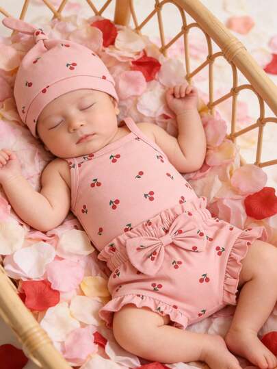 3件套，可爱女婴服装，休闲时尚，柔软舒适，樱桃印花背带连体衣搭配蝴蝶结装饰荷叶边短裤和帽子，新生儿女婴服装，夏季日常穿着、度假、派对、拍照、户外活动皆宜