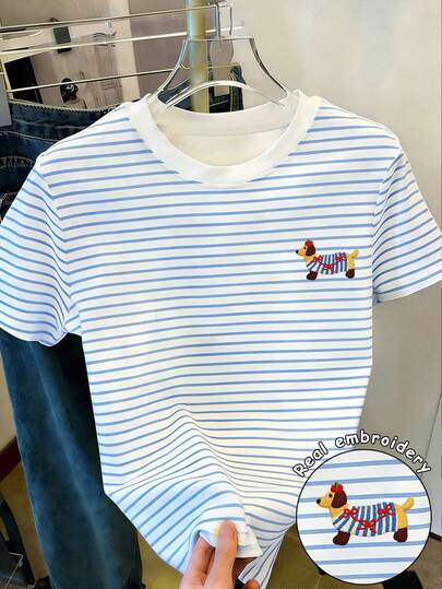 Áo thun nữ cỡ lớn cổ tròn tay ngắn kiểu dáng thường ngày với họa tiết chó Dachshund dễ thương và thêu sọc xanh phối màu, màu trắng cho mùa xuân hè.