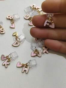 Tapón antipolvo de letra de dibujos animados rosa 2 en 1, 26 piezas de colgante de letra de aleación, tapón antipolvo de letra de corazón rosa y negro, compatible con el tapón antipolvo de interfaz tipo C - Rosa - Ver 4