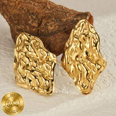Un par de pendientes de mujer con textura geométrica irregular y dorada con textura martillada y plisada, adecuados para fiestas con temática retro, toma de fotos de viaje o como un regalo refinado para novias en ocasiones especiales.