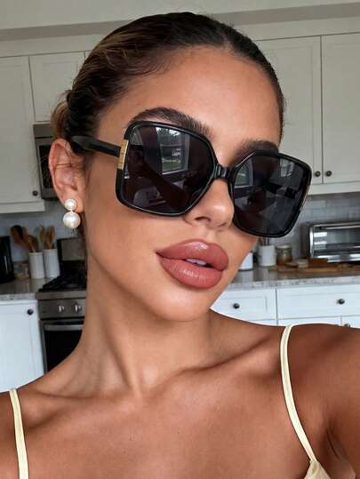 一副大框黑色方形时尚眼镜，适合户外、海滩等各种场合，是女性必备的海滩配饰，也是秋冬季女性服装和商务休闲装的理想之选。