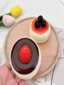 舒缓压力慕斯，草莓蓝莓慕斯奶油软萌玩具，逼真蛋糕造型，舒缓压力，适合节日、生日、圣诞节和派对送礼 - 彩色 - 查看 2