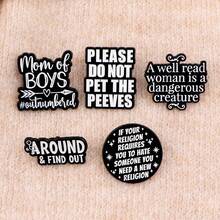 男孩妈妈语录珐琅徽章 有趣的黑色短语胸针翻领别针徽章 背包服装配饰 时尚珠宝 朋友礼物 - 黑色 - 查看 9