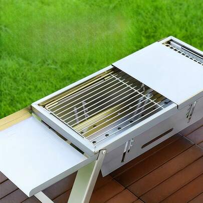 เตาย่างบาร์บีคิวสเตนเลสพับได้, เตาย่างแบบพกพา, เตาเก็บของทันที, เตาย่างถ่าน, อุปกรณ์บาร์บีคิว. เตาย่างพับได้สเตนเลสหนาพิเศษมีคุณสมบัติปรับความร้อนได้ 3 ระดับ, แผ่นรองหั่นขยายได้สองข้าง, ดีไซน์น้ำหนักเบาและประหยัดพื้นที่, เหมาะสำหรับย่างอาหารหลากหลายชนิด เช่น ไม้เสียบและอาหารทะเล สำหรับการตั้งแคมป์กลางแจ้ง, ปิกนิกกับครอบครัว, และการรวมตัวในสวนหลังบ้าน.