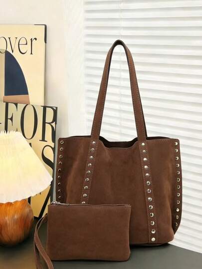 Este bolso de gran capacidad 2 en 1 está diseñado para mujeres. Hecho de tela de ante con remaches de moda, muestra un estilo único. El elegante diseño de ante se puede usar tanto como bolso de mano como bolso diario. Adecuado para citas, uso diario, compras, vacaciones en la playa y otras ocasiones, combina bien con los atuendos de otoño de las mujeres.