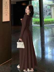 Y6Y Bộ đồ hai mảnh kiểu Pháp lãng mạn năm 2025 gồm áo len và chân váy dài, mang đến vẻ ngoài ấm áp và sang trọng cho đầu xuân/thu. - màu cà phê - Xem 2