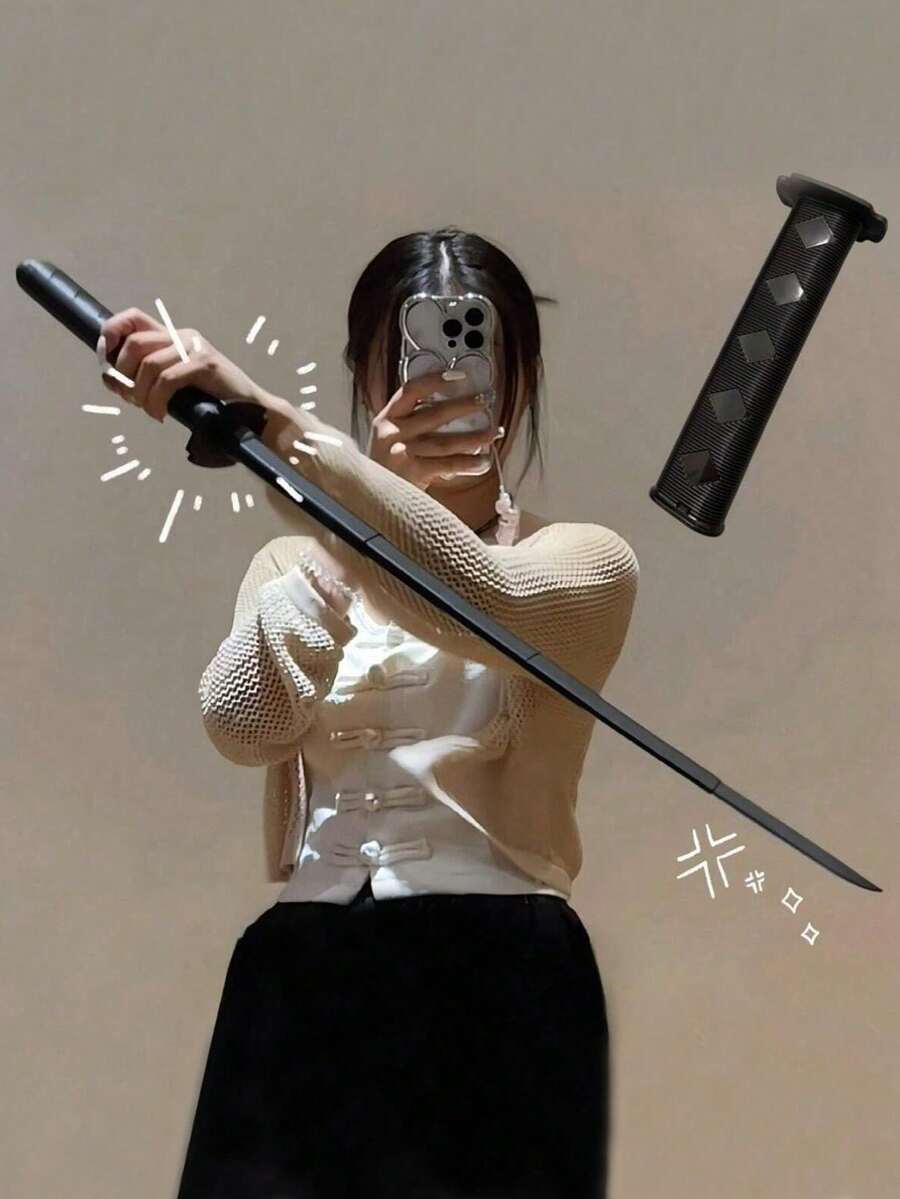 这款男女通用的化妆道具套装包含半把武士刀，有黑色和粉色两种颜色可选。它配有一把可伸缩的PP材质武士刀，适合作为节日装扮道具。 - 彩色 - 查看 1