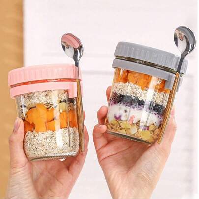 Bộ 2 món cốc thủy tinh đựng yến mạch ngâm qua đêm có nắp và thìa, hũ Mason kín dùng cho bữa sáng, salad, sữa chua, cốc di động tiện lợi cho các chuyến đi chơi, dã ngoại và cắm trại. Cốc nước thủy tinh mới có thìa và nắp, cốc đựng yến mạch ngâm qua đêm trong hũ Mason, cốc salad thủy tinh kín và di động có nắp và thìa. Hộp đựng yến mạch ngâm qua đêm có nắp: Hũ Mason. Có nắp và thìa, hũ Mason nhỏ dùng cho sữa, ngũ cốc, trái cây, salad và sữa chua.