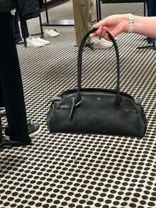 Sac bandoulière de créateur en cuir brillant pour femme – Sac hobo luxueux avec poignées pratiques - Sac baguette ciré à l'huile, noir, 33,5 x 16 x 13 cm - Voir 7