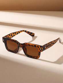 一副男女通用的豹纹方形眼镜，适合夏季日常生活、街头摄影、热带海滩度假，时尚百搭，优雅大方。 - 豹紋茶 - 查看 2