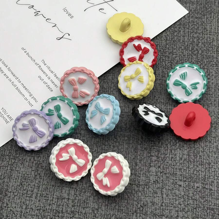 10/16/24 chiếc cúc nhựa tròn nhiều màu sắc dễ thương hình nơ, kích thước 1.8cm/0.71inch, thích hợp để đan len, may quần áo DIY, thủ công mỹ nghệ, đồ dùng nghệ thuật, phụ kiện may vá.