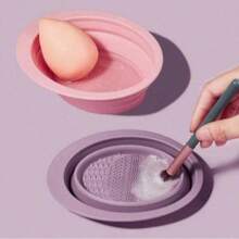 Foldable Silicone Make-Up Brush Cleaning Mat With A Textured Surface For Effective Dirt Removal. This Portable, Foldable Make-Up Brush Cleaning Mat Is Suitable For All Types Of Make-Up Brushes. It Is Easy To Rinse And Quick-Drying, Making It An Ideal Choice For Daily Make-Up Routines, Travel, The Start Of The School Year, Mother's Day Gifts And Graduation Season. Suitable For Make-Up Artists, Beauty Enthusiasts And Teenagers As An All-Season Beauty Essential - A - View 4