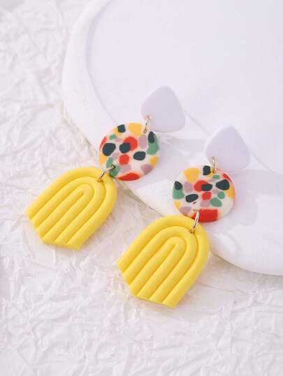 一对原创彩色几何拼接效果吊坠耳环，青春活力设计，适合旅行、度假、派对、下午茶、音乐节和日常佩戴。