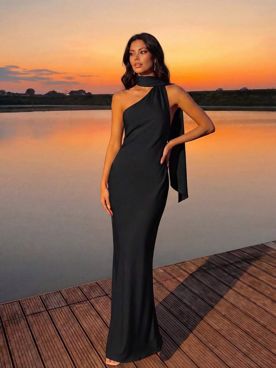 LOVE&LEMONADE 女士黑色缎面修身无袖围巾领长款连衣裙，配飘逸腰带，适合婚礼和春季穿着 - 黑色 - 查看 1
