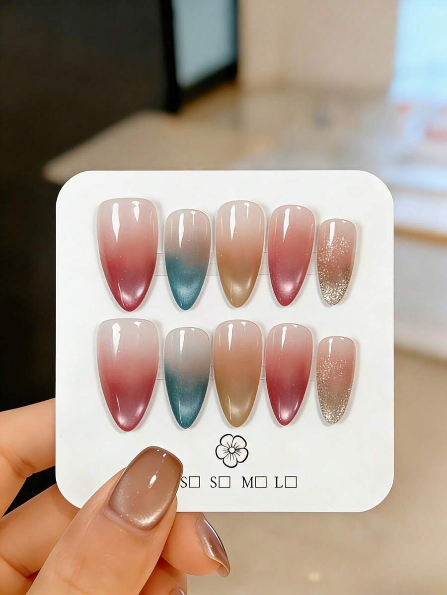 手工制作的长款杏仁形按压式假指甲，采用多色渐变、金箔猫眼效果和细闪粉装饰。这款精美的假指甲可重复使用，易于佩戴和卸除，是优雅的美甲装饰。适合女孩和女士日常佩戴，也适合派对、婚礼和节日美甲。套装包含美甲工具，例如果冻胶和指甲锉。 - 彩色 - 查看 1