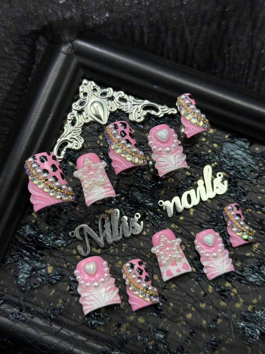 10件套短鸭子美甲亚克力套装，粉色美甲，粉白法式美甲，手绘黑色豹纹斑点、粉色斑点、粉色斑马纹、透明水波纹等几何图案，3D白色珍珠星星、串珠珍珠、白色爱心、串珠金色小圆珠等美甲配件
