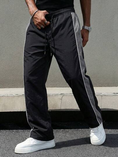 Calça esportiva casual masculina de verão com estampa listrada em patchwork de cores contrastantes, cintura elástica e cordão, design unissex, ideal para primavera e outono.