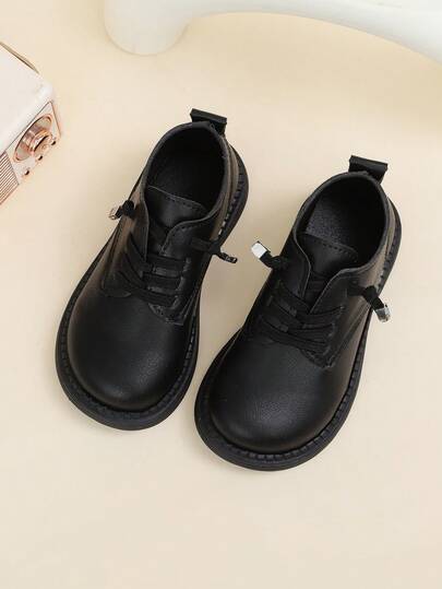 一款男女皆宜的男童皮鞋，鞋底柔软，适合春季穿着；黑色款也适合小女孩；英国学生童鞋；大童鞋，四季皆宜。