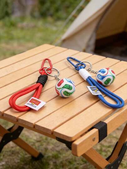 1个世界杯足球吊坠钥匙扣，足球主题钥匙扣，趣味十足的个性化礼物，男女皆宜，是送给体育爱好者和运动员的创意礼物，男女皆可作为背包式配件，可作为运动包/钥匙/钱包的吊坠/运动配件，非常适合在观看比赛时佩戴。