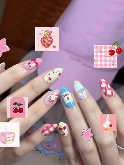 24片杏仁形亚克力美甲礼盒，采用柔和可爱的蓝粉撞色设计，粉色格子樱桃搭配萌萌的小白鸭，打造甜美清爽的春日美甲。可卸可重复使用，适合女孩、节日、派对和日常佩戴。多功能假指甲套装包含1片果冻胶和1把指甲锉。
