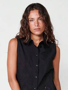 Koroshi Women's Short Sleeve Cotton Shirt With Floral Embroidery And Perforated Details – 100% Cotton Composition, Black, XS/S/M/L/XL. This Women's Short Sleeve Shirt From Koroshi Combines Elegance And Handcrafted Details In A Sophisticated And Versatile Garment. Made From 100% Cotton, It Offers A Lightweight, Breathable, And Comfortable Feel, Perfect For Any Occasion. - Black - View 7