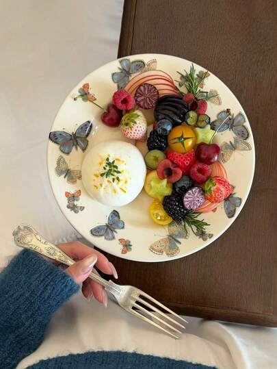 1 chiếc đĩa sứ màu kem tối giản với họa tiết bướm, kiểu dáng thanh lịch phương Tây, thích hợp để đựng salad, trái cây, bánh ngọt, bữa sáng trong nhà hàng, quán cà phê, phòng khách.