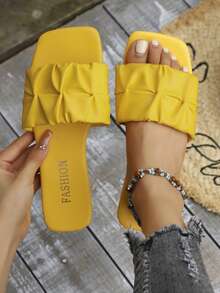 Sandalias de verano con tiras plisadas, decoración de perlas falsas y flores, elemento de tira transparente, chanclas planas de unicolor simples y elegantes - Amarillo - Ver 2