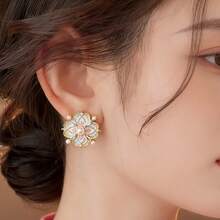 一对简约时尚、奢华独特的铜镶嵌锆石耳钉，专为女性日常佩戴而设计 - 方形 - 查看 2