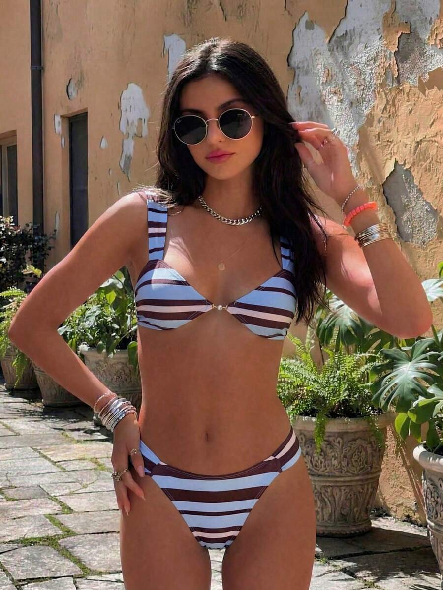 Bộ bikini sang trọng, thanh lịch, kẻ sọc, gợi cảm, kiểu dáng thường ngày, trang trí bằng vòng kim loại, thiết kế viền tương phản, thích hợp cho bãi biển, kỳ nghỉ, tiệc tùng. - Nhiều màu - Xem 1