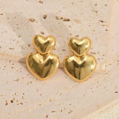 Dubbla hjärtformade guldörhängen, enkla men romantiska, lämpliga för kvinnor att bära både i vardagen och på fester