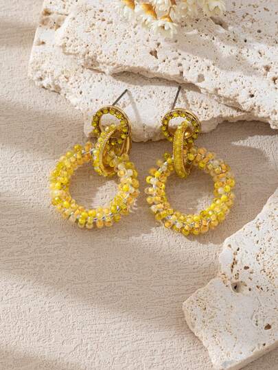 一对波西米亚复古串珠多层吊坠耳环，手工制作的多层圈形设计，饰以人造水晶，适合节日、派对和日常佩戴，完美融合了手工技艺、复古魅力和现代风格，每对耳环的形状、颜色和图案位置略有不同。