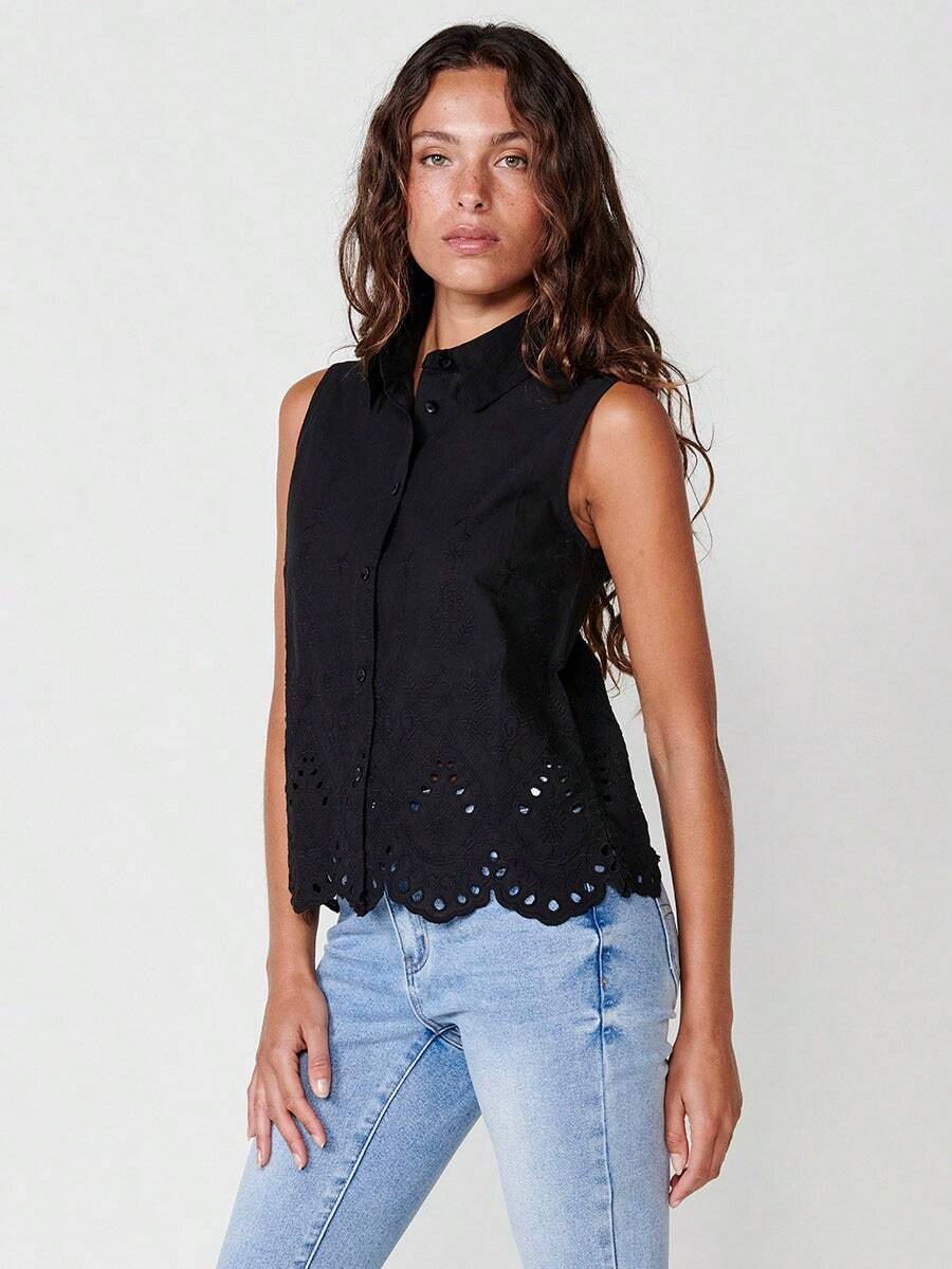 Koroshi Women's Short Sleeve Cotton Shirt With Floral Embroidery And Perforated Details – 100% Cotton Composition, Black, XS/S/M/L/XL. This Women's Short Sleeve Shirt From Koroshi Combines Elegance And Handcrafted Details In A Sophisticated And Versatile Garment. Made From 100% Cotton, It Offers A Lightweight, Breathable, And Comfortable Feel, Perfect For Any Occasion. - Black - View 1
