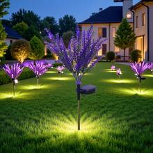 1 pieza Luz de jardín con flores de lavanda artificiales alimentada por energía solar con 7 flores, función de carga solar automática y iluminación nocturna - Luz de decoración exterior, nueva lámpara rural de planta y flor para senderos, césped, patio trasero - Iluminación paisajística con encendido/apagado automático, decoración solar para Navidad, boda y jardín - Lavanda morada - Ver 8
