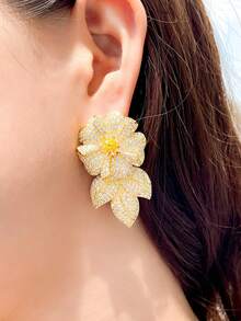 1 set de boucles d'oreilles pendantes fleur et feuille plaquées or jaune avec zirconium cubique micro-serti. Bijoux de luxe CZ pour femmes, mariées, demoiselles d'honneur, mariage, fiançailles, banquet, fête. Cadeau pour petite amie/épouse - Blanc - Voir 5