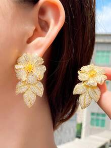 1 set de boucles d'oreilles pendantes fleur et feuille plaquées or jaune avec zirconium cubique micro-serti. Bijoux de luxe CZ pour femmes, mariées, demoiselles d'honneur, mariage, fiançailles, banquet, fête. Cadeau pour petite amie/épouse - Blanc - Voir 3