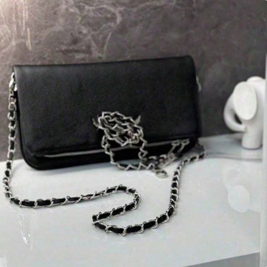 The New Women's Envelope Bag From ZVv, Released In 2026, Is A Small, Square Shoulder Bag (27 X 15 X 3 Cm) With A Chain Tassel In A Casual Retro Style. This Shoulder Bag, Featuring A Diamond-Encrusted, Wing-Shaped Chain, Is A Fashionable Must-Have For Banquets, Parties, Shopping Trips, And Dates. - 黑銀 - 查看 1