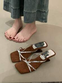 2026 Nya Franska Leopardmönstrade Kiltofflor med En Rem, Lämpliga Att Bära Med Klänningar, Silverfärgade Högklackade Sandaler Med Tunn Rem - Silver - Visa 1