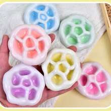 这款柔软可爱的麻糬毛绒玩具是送给朋友和喜欢放松的人的温馨节日礼物。尽情捏捏它，舒缓压力，祝愿收礼人新年快乐，万事如意，无忧无虑。 - 彩色 - 查看 8