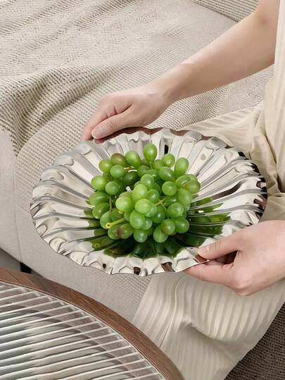 1个优质不锈钢菊花造型水果/零食托盘，创意设计高端装饰水果盘，适用于客厅、餐厅、甜品店、婚礼、派对等场合。