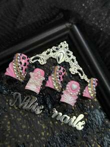 10件套短鸭子美甲亚克力套装，粉色美甲，粉白法式美甲，手绘黑色豹纹斑点、粉色斑点、粉色斑马纹、透明水波纹等几何图案，3D白色珍珠星星、串珠珍珠、白色爱心、串珠金色小圆珠等美甲配件 - 粉色 - 查看 4