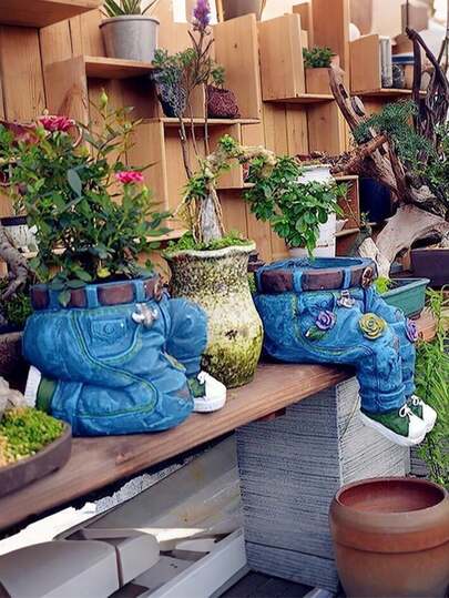 梦幻蓝色牛仔裤造型花盆，复古树脂材质，裤型设计，饰以花卉图案，创意花园装饰，适用于庭院、草坪、阳台、客厅置物架，是送给植物爱好者、乔迁新居、生日的理想礼物，也可作为波西米亚风格的室内/室外装饰品。