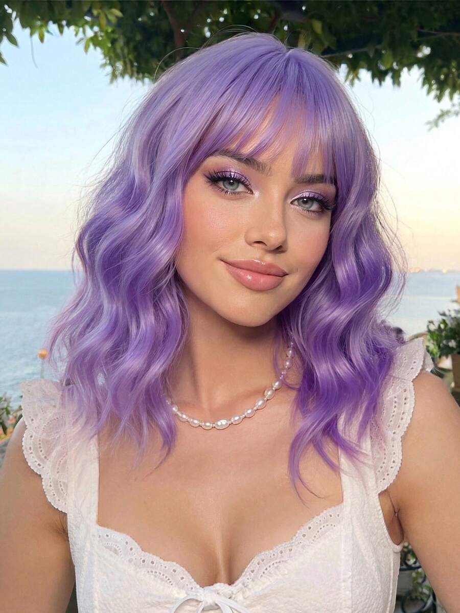 Tóc giả ngắn màu sắc rực rỡ 12 inch có mái, sợi tổng hợp chịu nhiệt, kiểu tóc gợn sóng, thích hợp cho phụ nữ và bé gái đội trong các bữa tiệc cosplay, lễ hội âm nhạc và sử dụng hàng ngày. - Màu tím - Xem 1